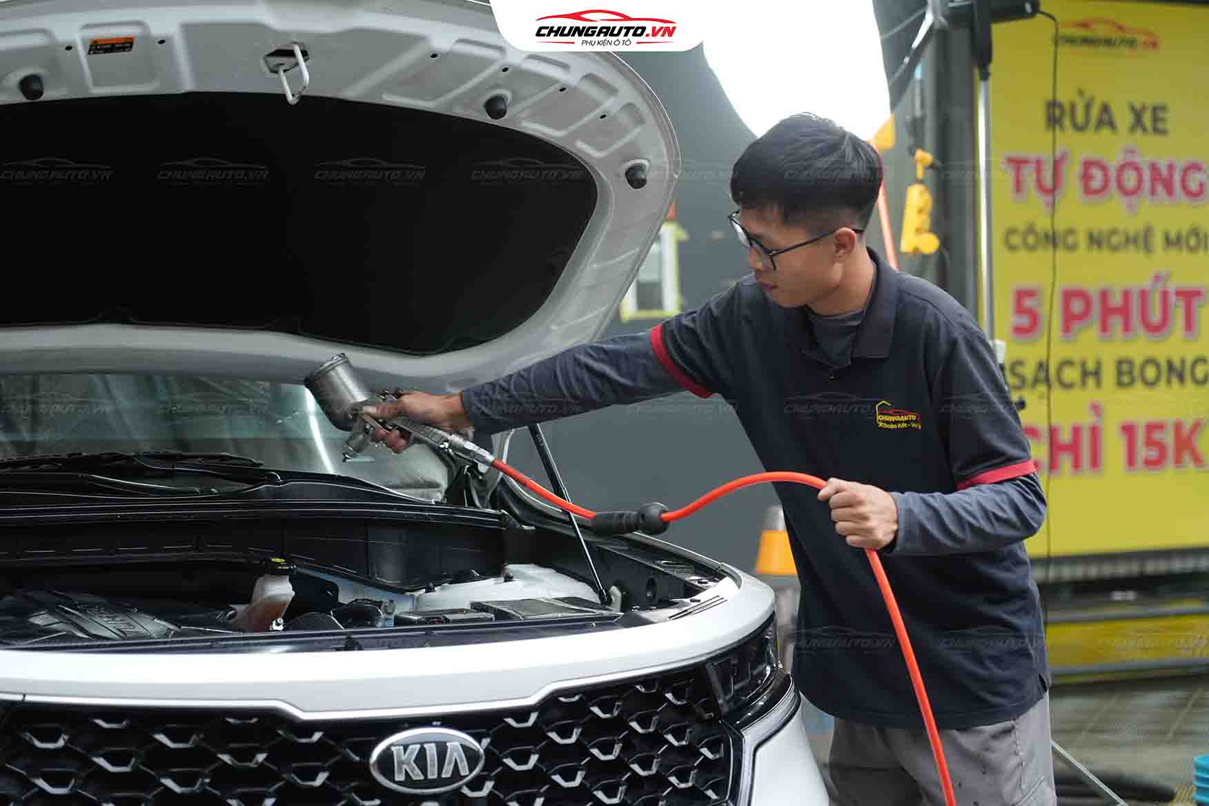 vệ sinh khoang máy ô tô