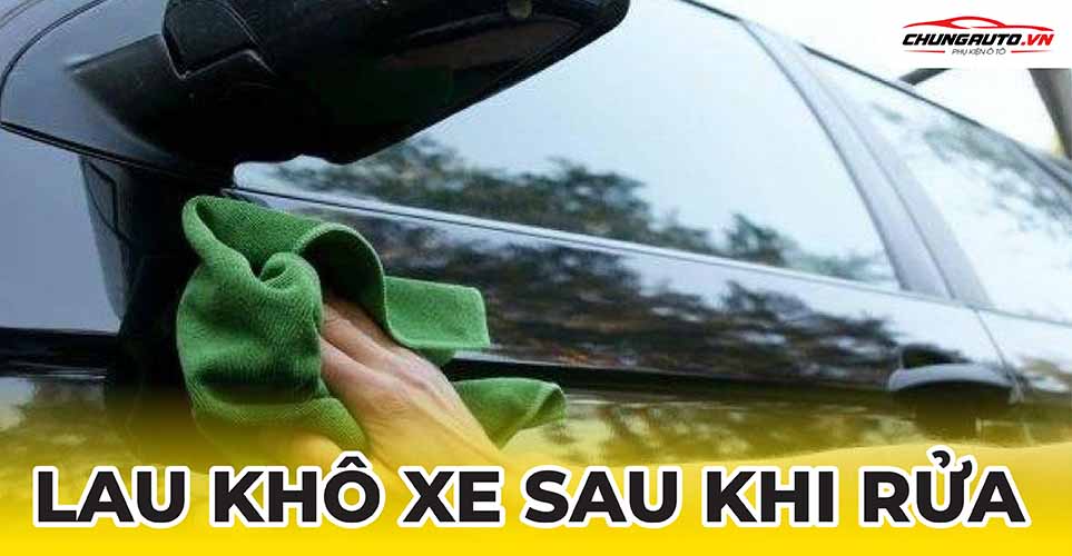 Lau khô xe sau khi rửa